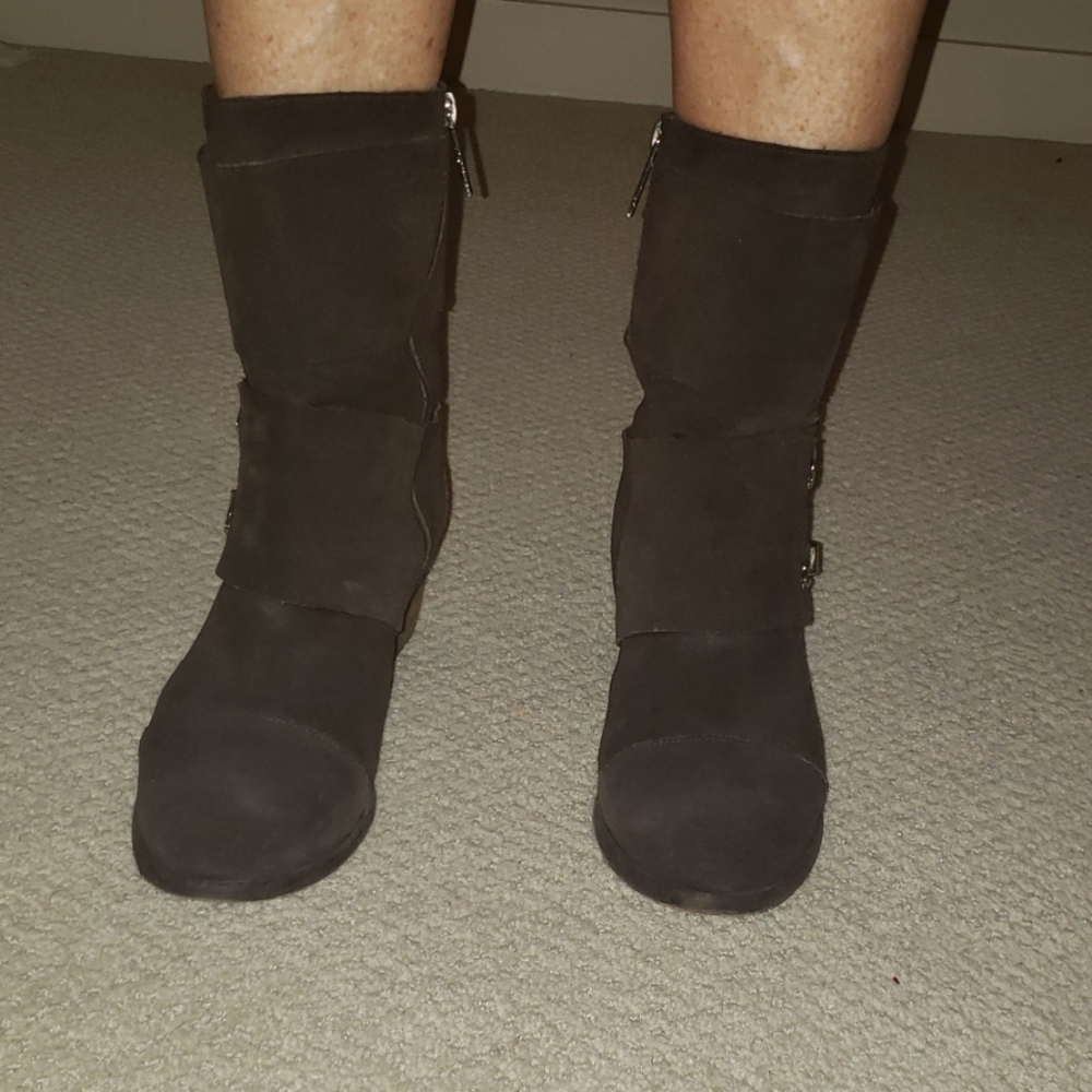 Donald Pliner brown boots